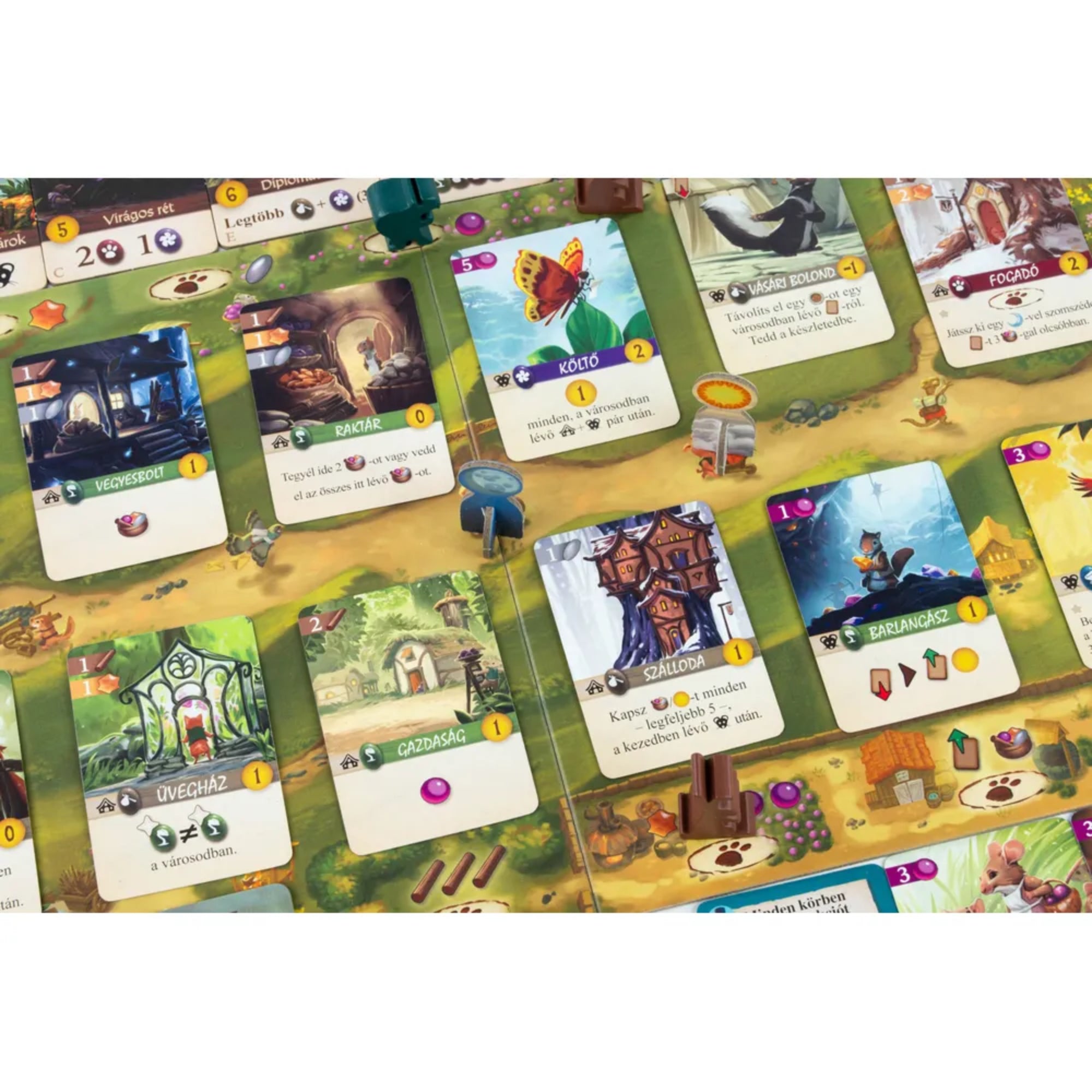 Everdell Duó társasjáték – Közeli részlet a játéktábláról, épület- és eseménykártyákkal, figurákkal és erőforrásokkal.
