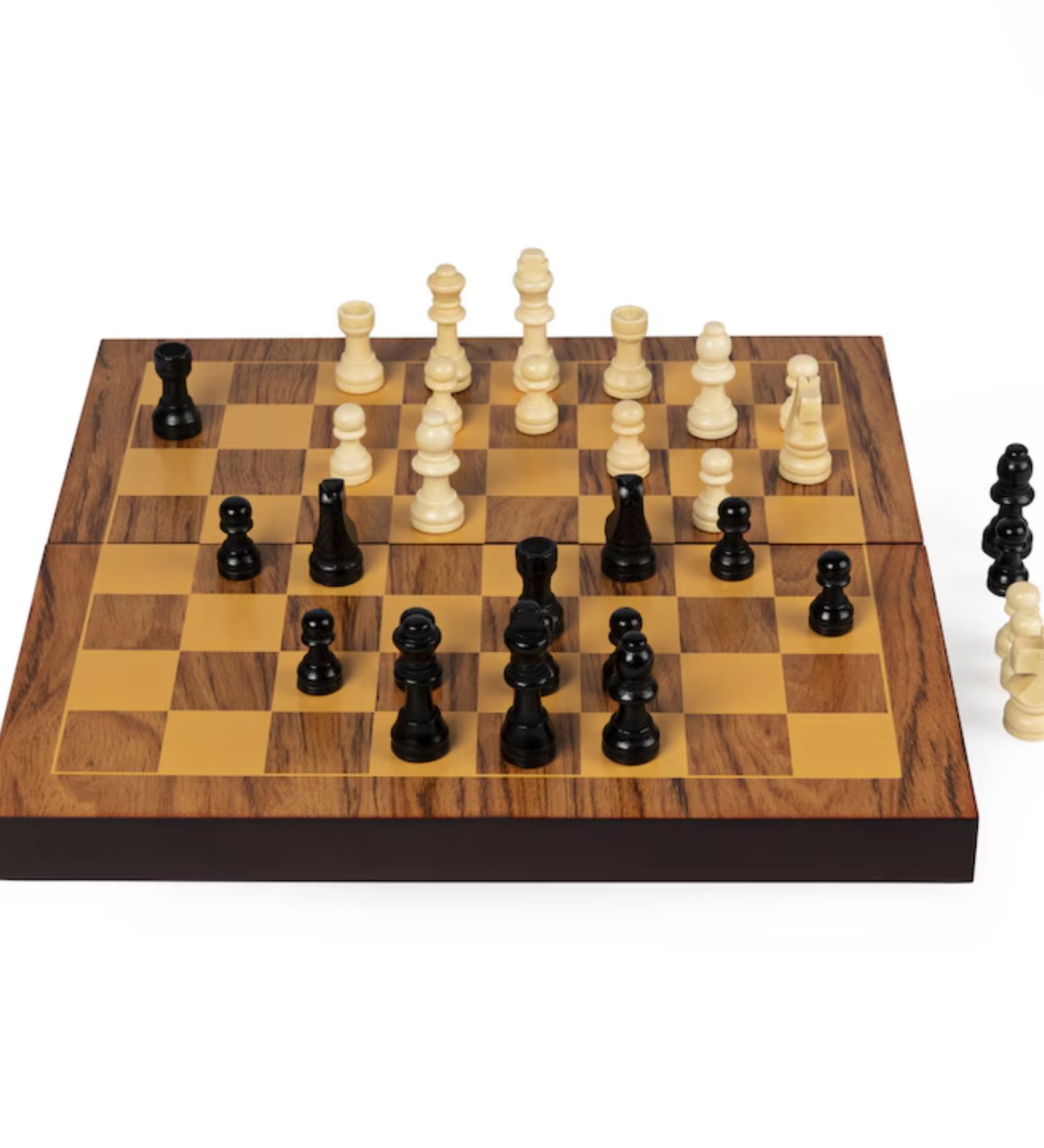 „A Wood Folding Chess Set fa sakk készlet felállított táblával és fekete-fehér figurákkal, játékra készen.”