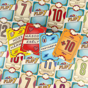 Flip 7 társasjáték speciális akciókártyái közelről, Húzz hármat, Második esély, Fagyasztás és +10 lapok, háttérben számozott kártyákkal.