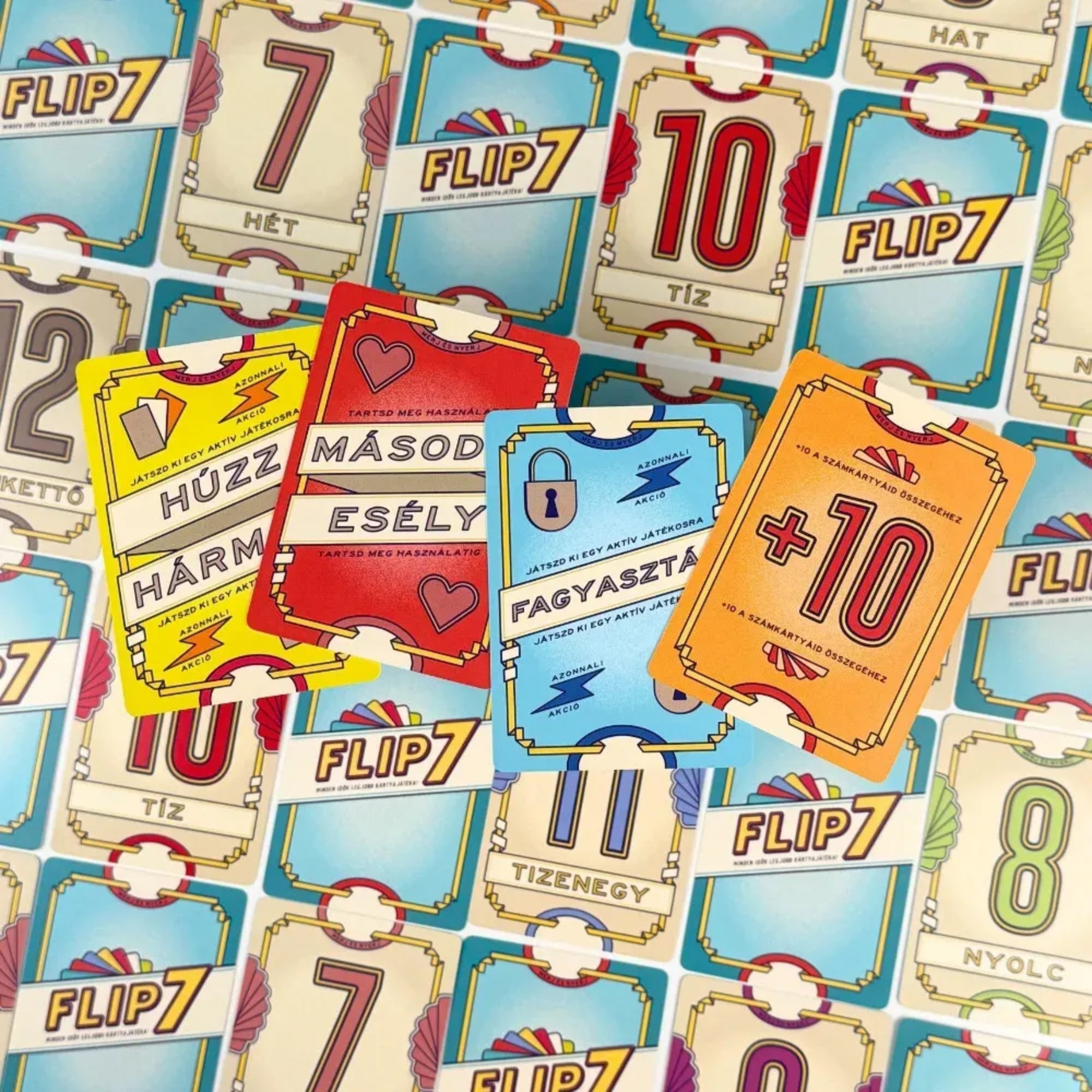 Flip 7 társasjáték speciális akciókártyái közelről, Húzz hármat, Második esély, Fagyasztás és +10 lapok, háttérben számozott kártyákkal.