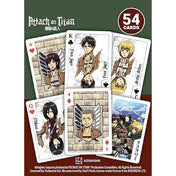 Attack on Titan francia kártyapakli több lapja kiterítve, különböző szám- és figurás kártyákkal, anime karakterek portréival és falmotívumos háttérrel.