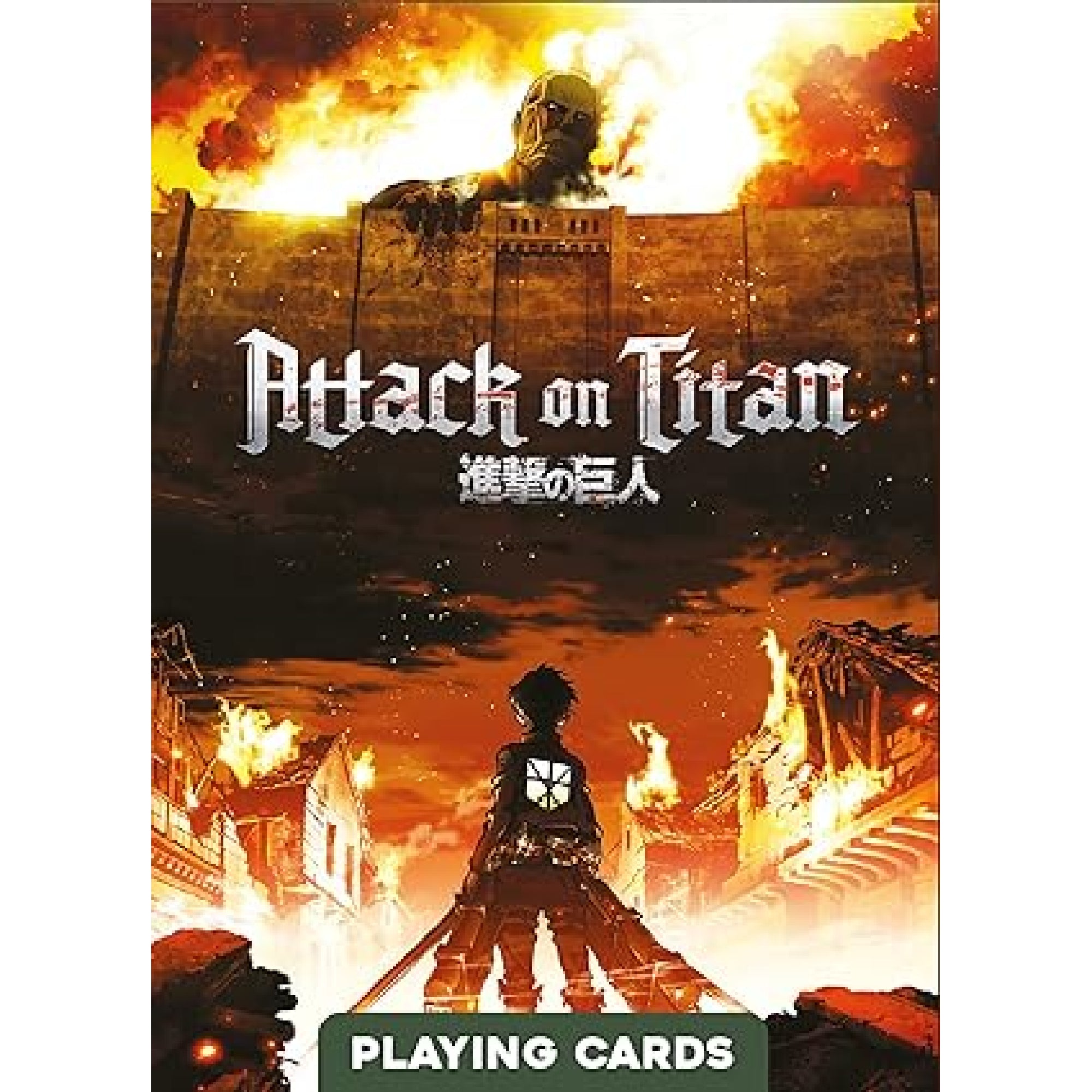 Attack on Titan francia kártya doboza elölnézetből, sötét tónusú borítóval, lángoló város jelenettel, középen hátulról ábrázolt karakterrel és „Playing Cards” felirattal.