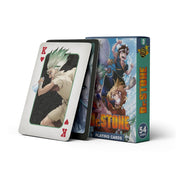 Dr. Stone manga francia kártyapakli doboza és több kihúzott kártya egymás előtt elrendezve, a Király lap előtérben, a dobozon színes anime borítóval és „54 cards” jelöléssel.