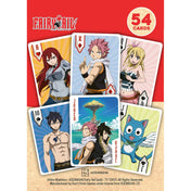 Fairy Tail tematikájú francia kártyapakli több lapja egy képen, Ace, King, Queen és Joker kártyákkal, ismert anime karakterekkel, piros háttérrel és „54 cards” jelöléssel.