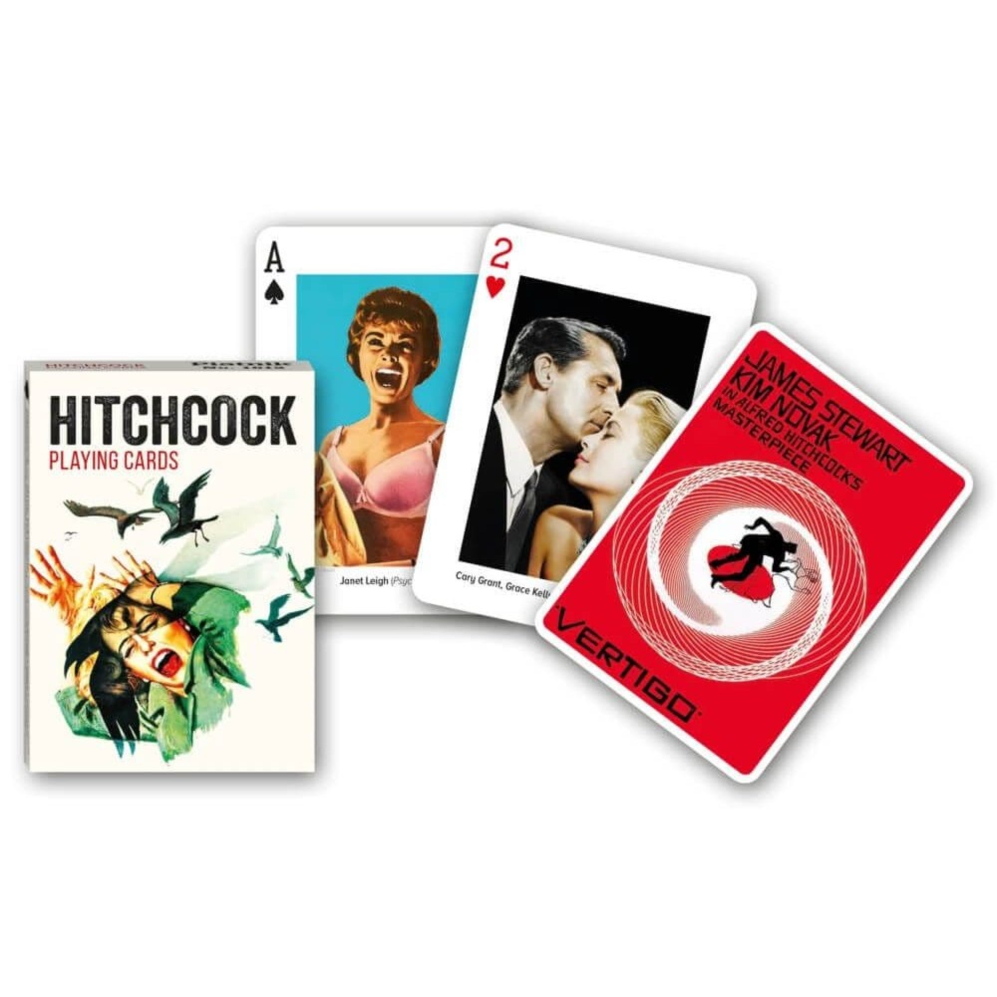 A képen a „Hitchcock Playing Cards” pakli látható, amely Alfred Hitchcock ikonikus filmjeit idézi meg különleges játékkártyák formájában. A dobozon a "Madarak" című film poszterének stilizált változata szerepel, madarakkal és egy sikító női arccal. A kibontott kártyákon híres filmes jeleneteket és karaktereket láthatunk: az ász lapon Janet Leigh a „Psycho” zuhanyzós jelenetéből, a kettes lapon Cary Grant és Grace Kelly, míg a piros lapos kártya a „Szédülés” (Vertigo) című filmet idézi meg.