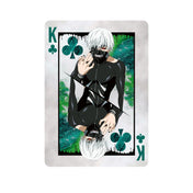 Tokyo Ghoul tematikájú francia kártya Király lapja, Ken Kaneki karakterrel fekete ruhában és maszkban, zöldes-fekete háttérrel, treff színjelzéssel és kontrasztos dizájnnal.