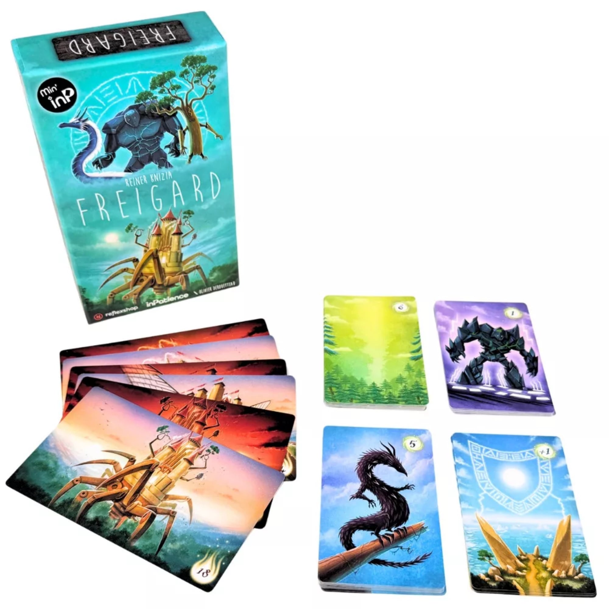 Freigard társasjáték doboza és tartozékai, több pakli kártya külön elhelyezve, rajtuk erdők, szörnyek és varázslatos jelenetek.