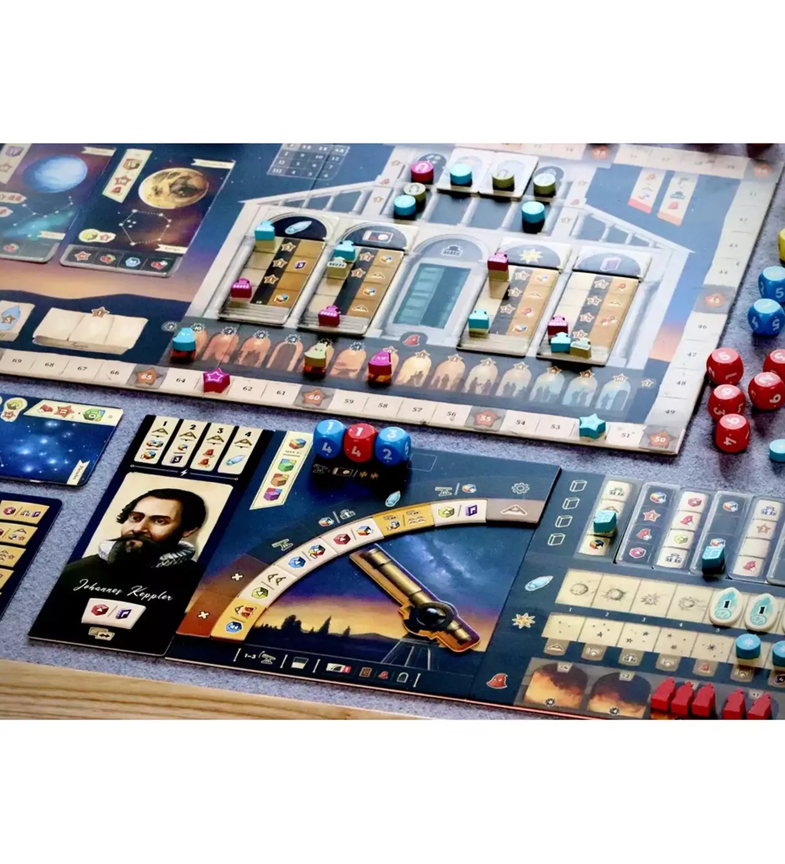 A Galileo Galilei társasjáték játéktáblája játék közben, különböző színű dobókockákkal, kártyákkal és akciómezőkkel; középen Johann Kepler portréja és egy teleszkóp grafika.