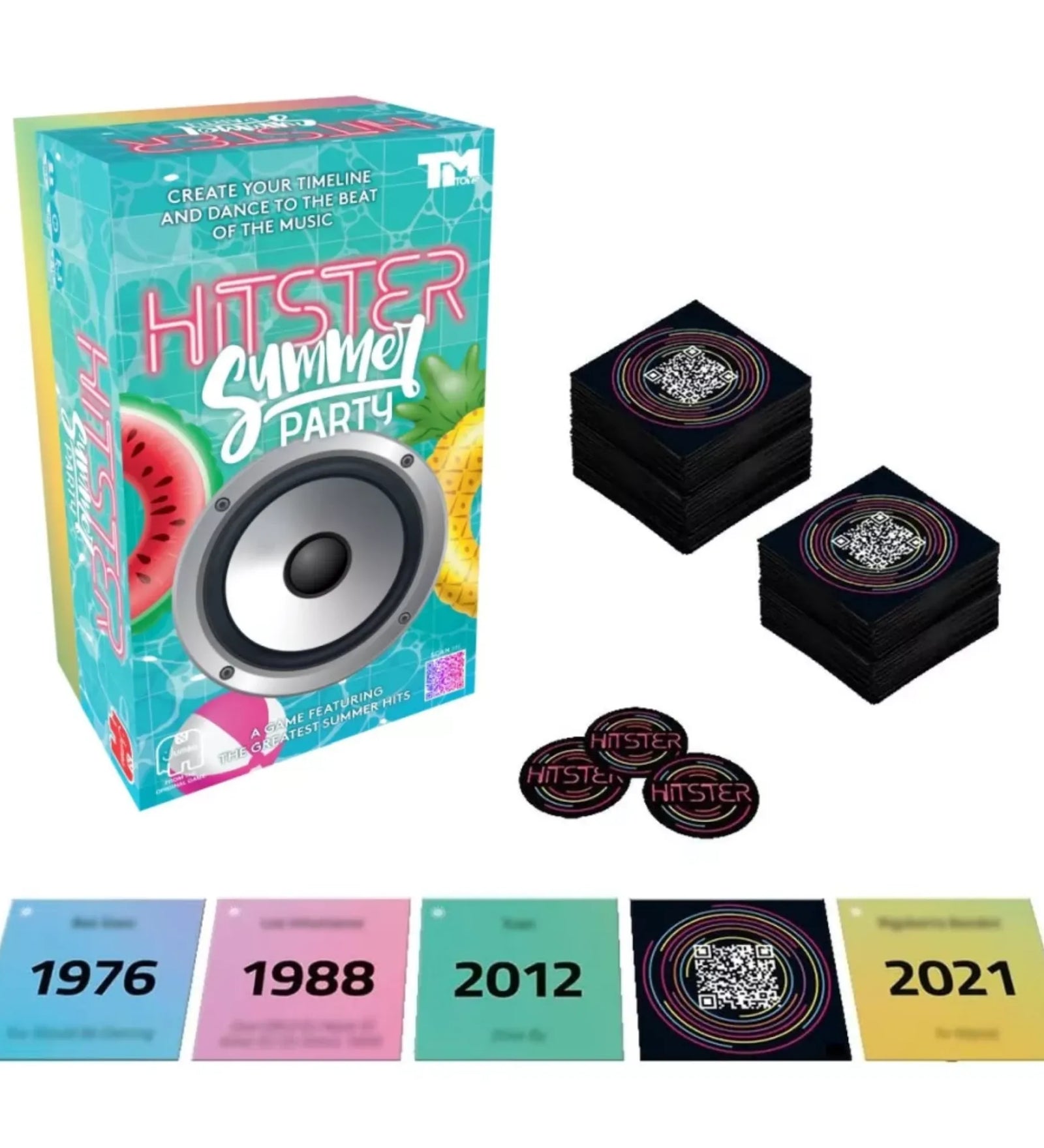 Hitster Summer Party többnyelvű társasjáték teljes tartalma fehér háttéren: nyári mintás, színes doboz hangszóró grafikával, két pakli QR-kódos zenekártya, Hitster logós zsetonok, valamint évszámos idővonalkártyák 1976, 1988, 2012 és 2021 feliratokkal