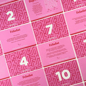 Hot Room erotikus társasjáték rózsaszín játékkártyái felülnézetből, számozott rejtvény- és feladatkártyák labirintus mintával, pároknak szóló kihívásokhoz.