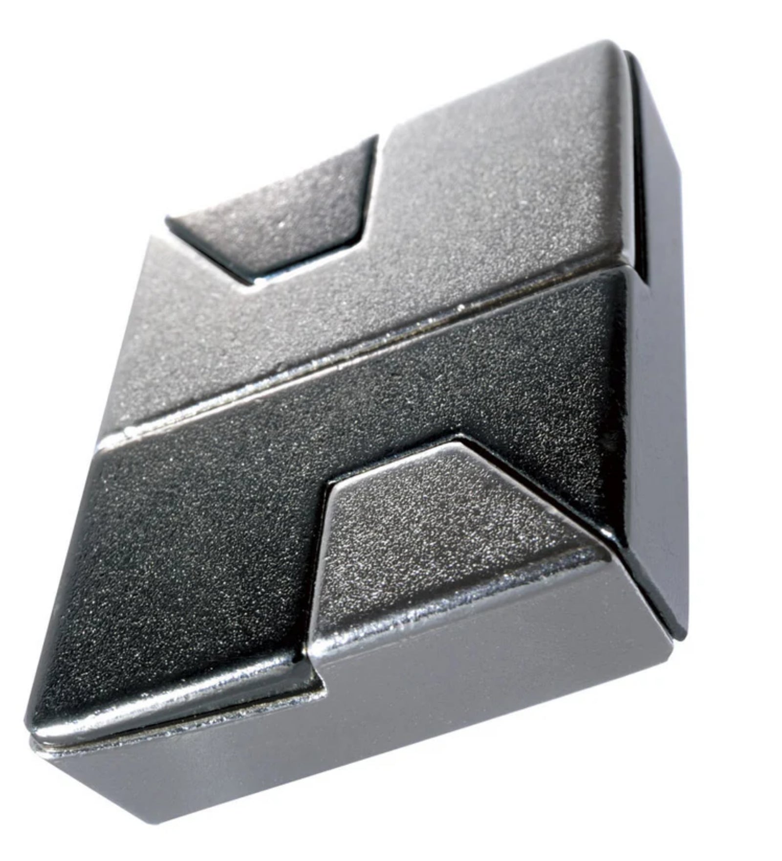 A Huzzle Cast DIAMOND logikai kirakó összeszerelt állapotban, fémes fényű, fekete és ezüst színű, éles formákkal megmunkált darabokkal.