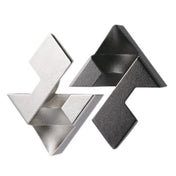 A Huzzle Cast DIAMOND két különálló darabra bontva, egy fekete és egy ezüst színű háromszög formájú elem, bonyolult illeszkedéssel.