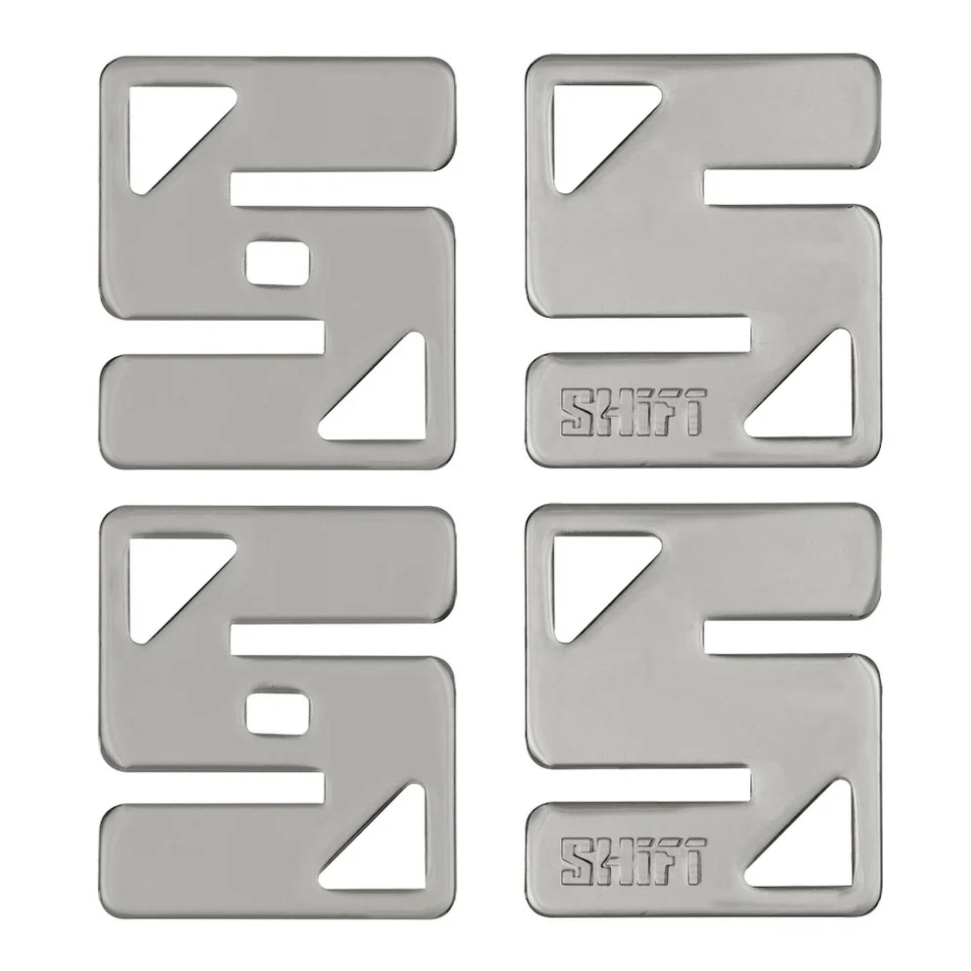 A Huzzle Cast HASHTAG logikai játék szétszedve, négy egyforma, ezüstszínű fémdarab, „SHIFT” felirattal.