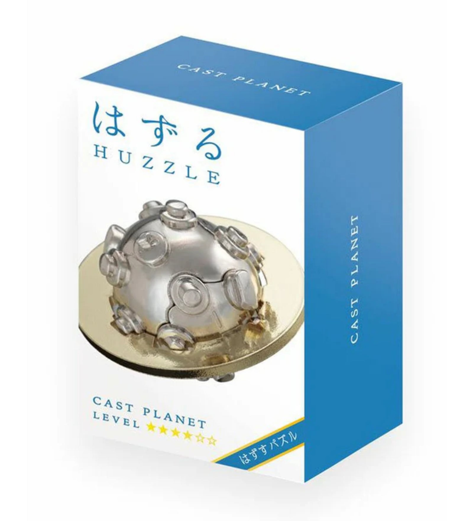 A Huzzle Cast PLANET doboza, fehér-kék színvilággal, középen a kirakott puzzle képe: egy ezüst színű csavarokkal tarkított gömb egy arany színű, fogazott gyűrű közepén.

