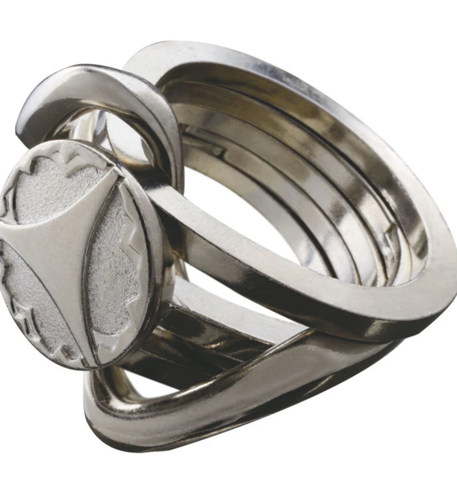 Fémes hatású, összefonódó gyűrűelemekből álló logikai játék, a Huzzle Cast RING II kirakó teljesen összeszerelt állapotban.