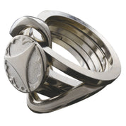 Fémes hatású, összefonódó gyűrűelemekből álló logikai játék, a Huzzle Cast RING II kirakó teljesen összeszerelt állapotban.