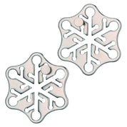 A Huzzle Cast SNOW kirakós két különálló, finom vonalakkal díszített hópehely formájú eleme, szétválasztott állapotban, részletgazdag kidolgozással.