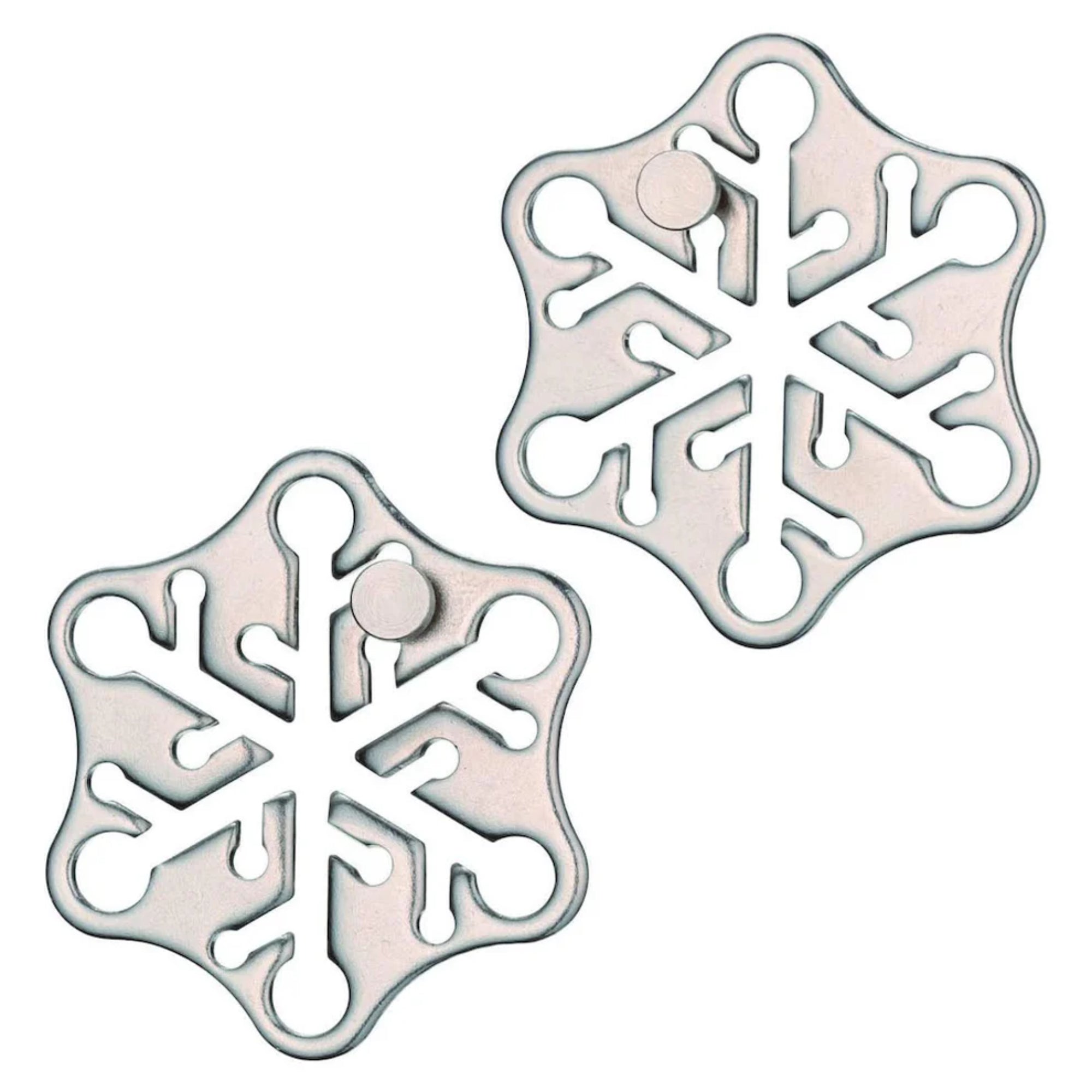 A Huzzle Cast SNOW kirakós két különálló, finom vonalakkal díszített hópehely formájú eleme, szétválasztott állapotban, részletgazdag kidolgozással.