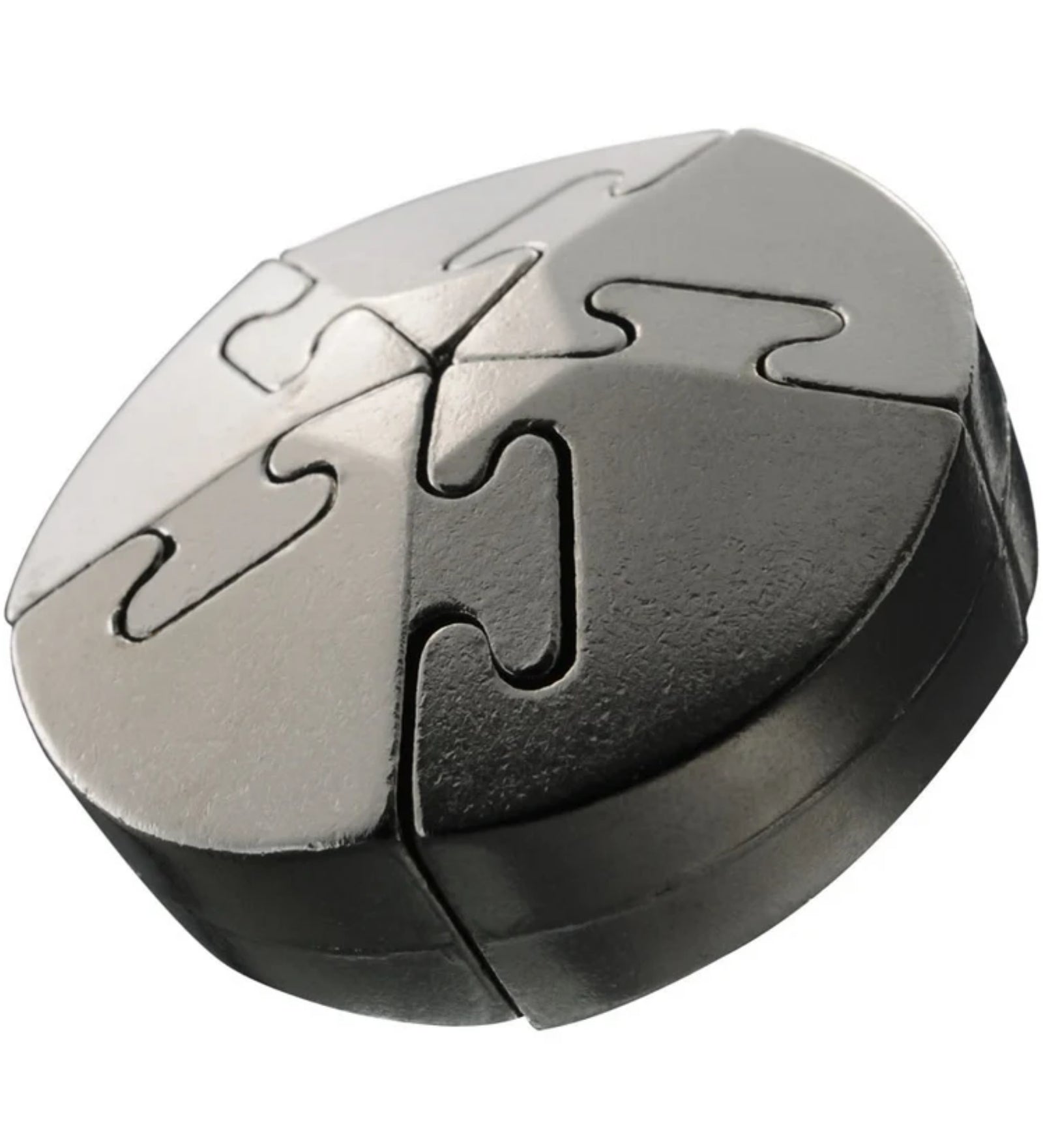 Fémes fényű, kör alakú Huzzle Cast Spiral ördöglakat összerakva, öt puzzle-szerű darabból áll, sima és fényes felületekkel.