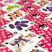 Karate Nagyik társasjáték részlet, kártyákon sütemények, papucsok és hajcsavarók illusztrációi láthatók.