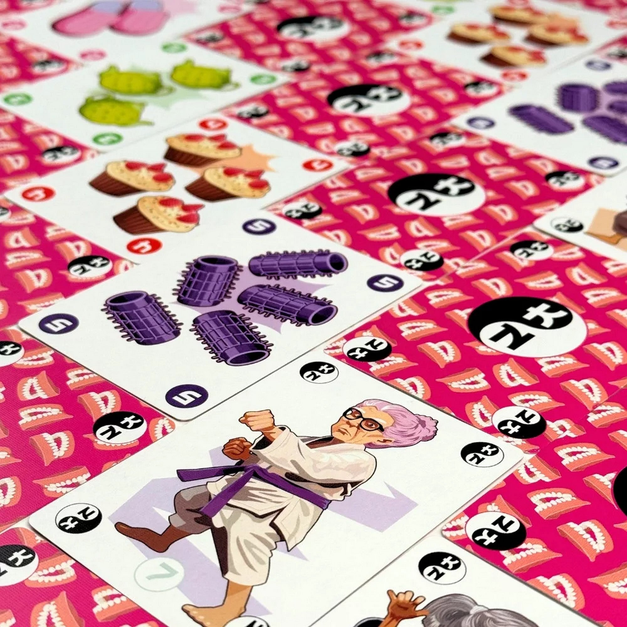Karate Nagyik társasjáték részlet, kártyákon sütemények, papucsok és hajcsavarók illusztrációi láthatók.