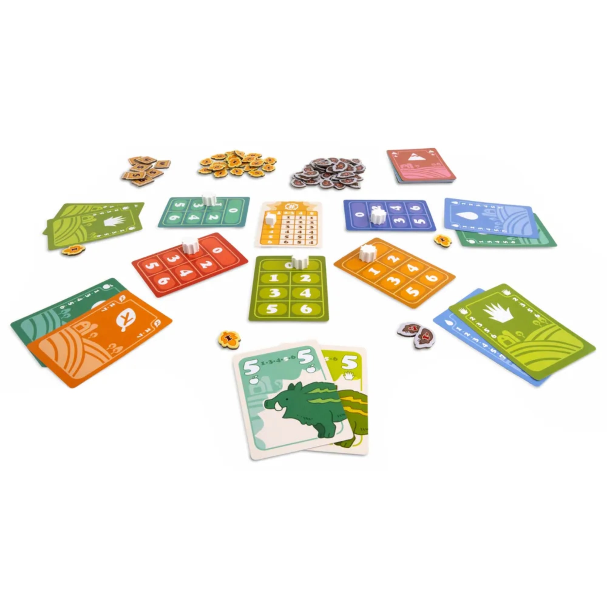 Kártyafarm társasjáték – Játék közbeni elrendezés, kiosztott kártyák, jelölők és pontozólapok kör alakban elhelyezve.