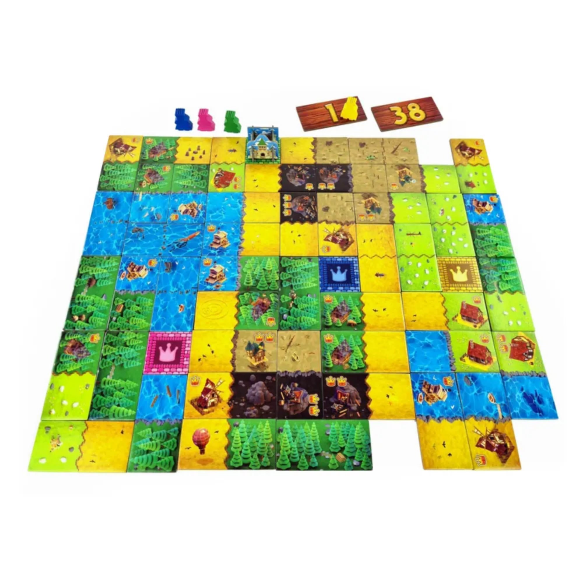 A Kingdomino társasjáték 2. kiadásának színes játéktáblája – különböző birodalmak mezőkkel, vízzel, erdőkkel és várakkal, négy játékos színes figuráival.