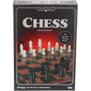 Fekete doboz piros háttérrel és felirattal: „Chess – Full size gameboard”, a „Klasszikus sakk, többnyelvű társasjáték” csomagolása, előtérben a fa sakkfigurák egy sakktáblán elhelyezve.