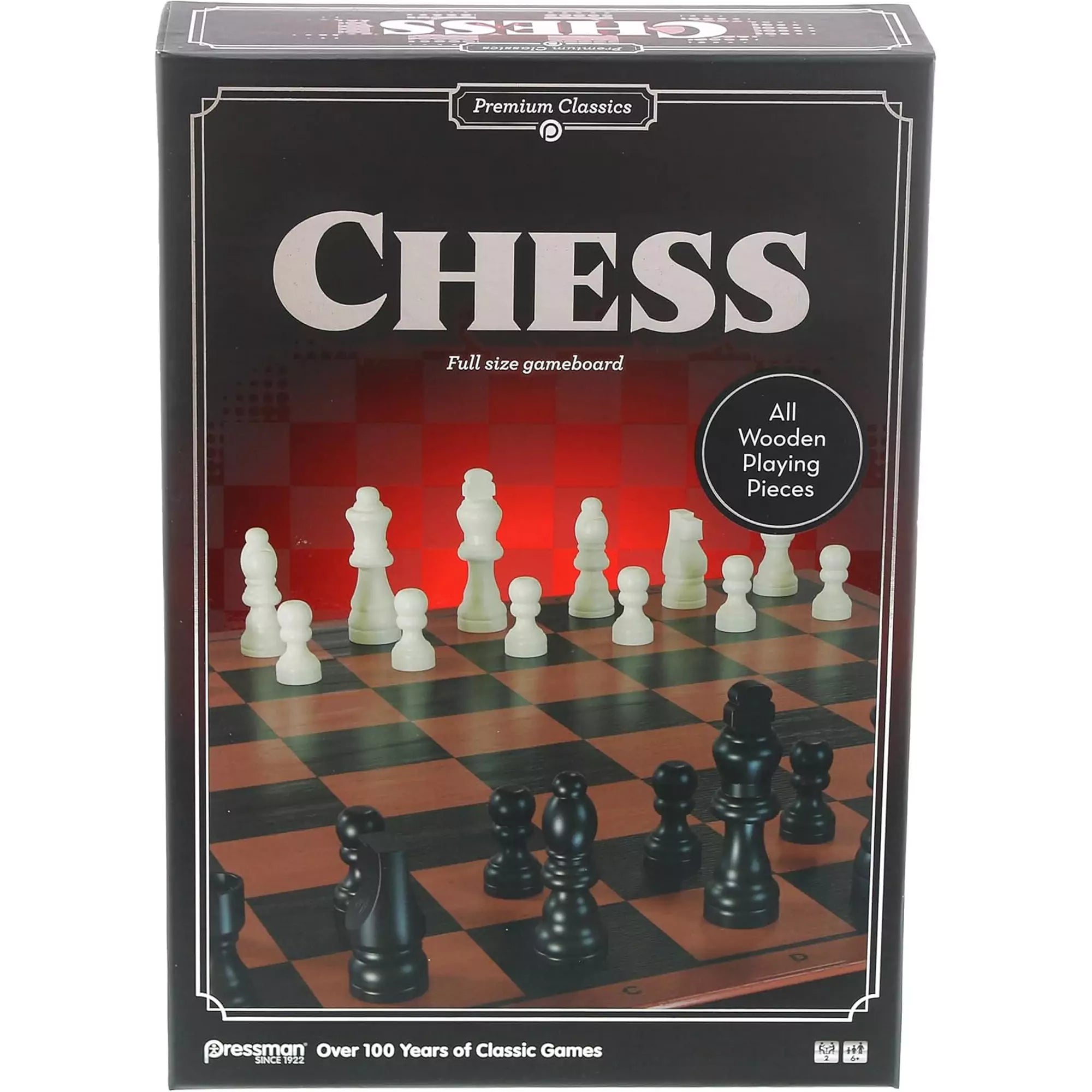 Fekete doboz piros háttérrel és felirattal: „Chess – Full size gameboard”, a „Klasszikus sakk, többnyelvű társasjáték” csomagolása, előtérben a fa sakkfigurák egy sakktáblán elhelyezve.