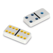 Két dominólap közelről – fehér dominók kék és sárga pöttyökkel, műanyag kivitelben.