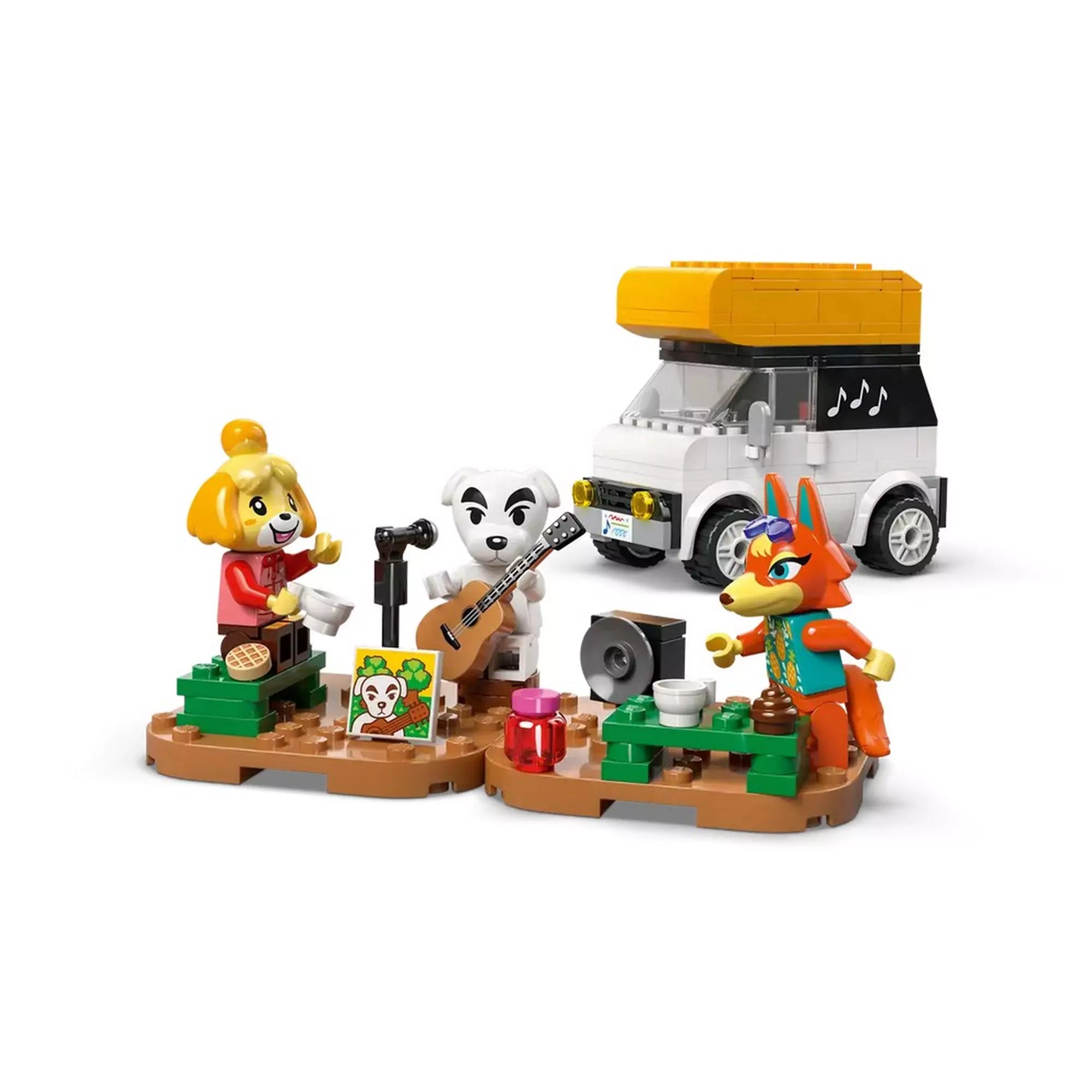 A LEGO Animal Crossing: K.K. koncertje a téren (77052) három minifigurája – Isabelle, K.K. és Audie – hangszerekkel és egy fehér, sárga tetős kisbusszal.