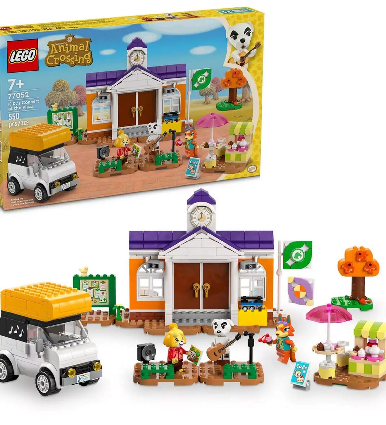 LEGO Animal Crossing: K.K. koncertje a téren (77052) doboz és a teljes összeépített jelenet, benne a városházával, minifigurákkal, kisbusszal és kiegészítőkkel.