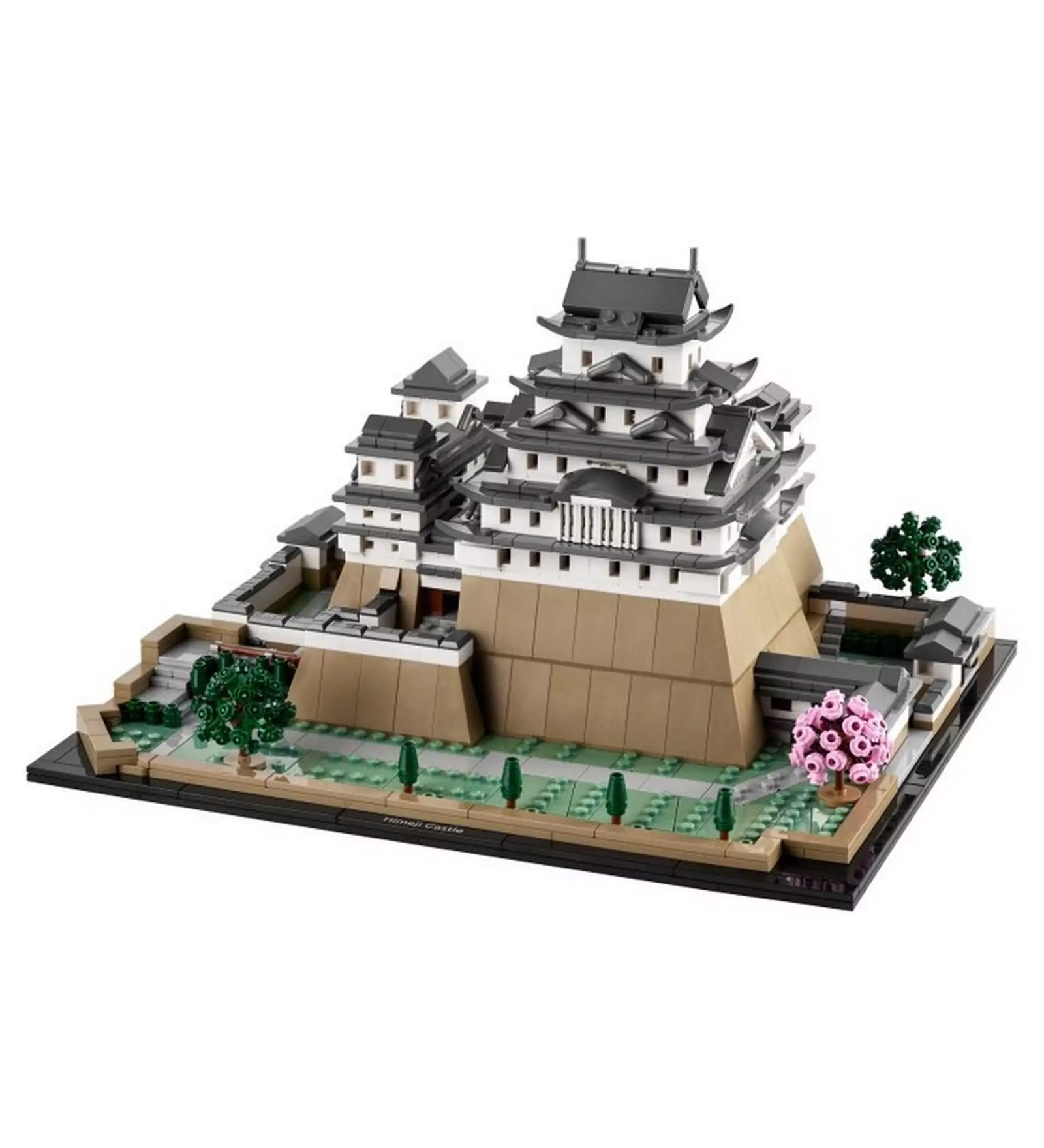 LEGO Himedzsi várkastély (21060) elölnézeti képe, világos háttérrel, jól látható hagyományos japán építészeti részletekkel és tavaszi hangulattal.