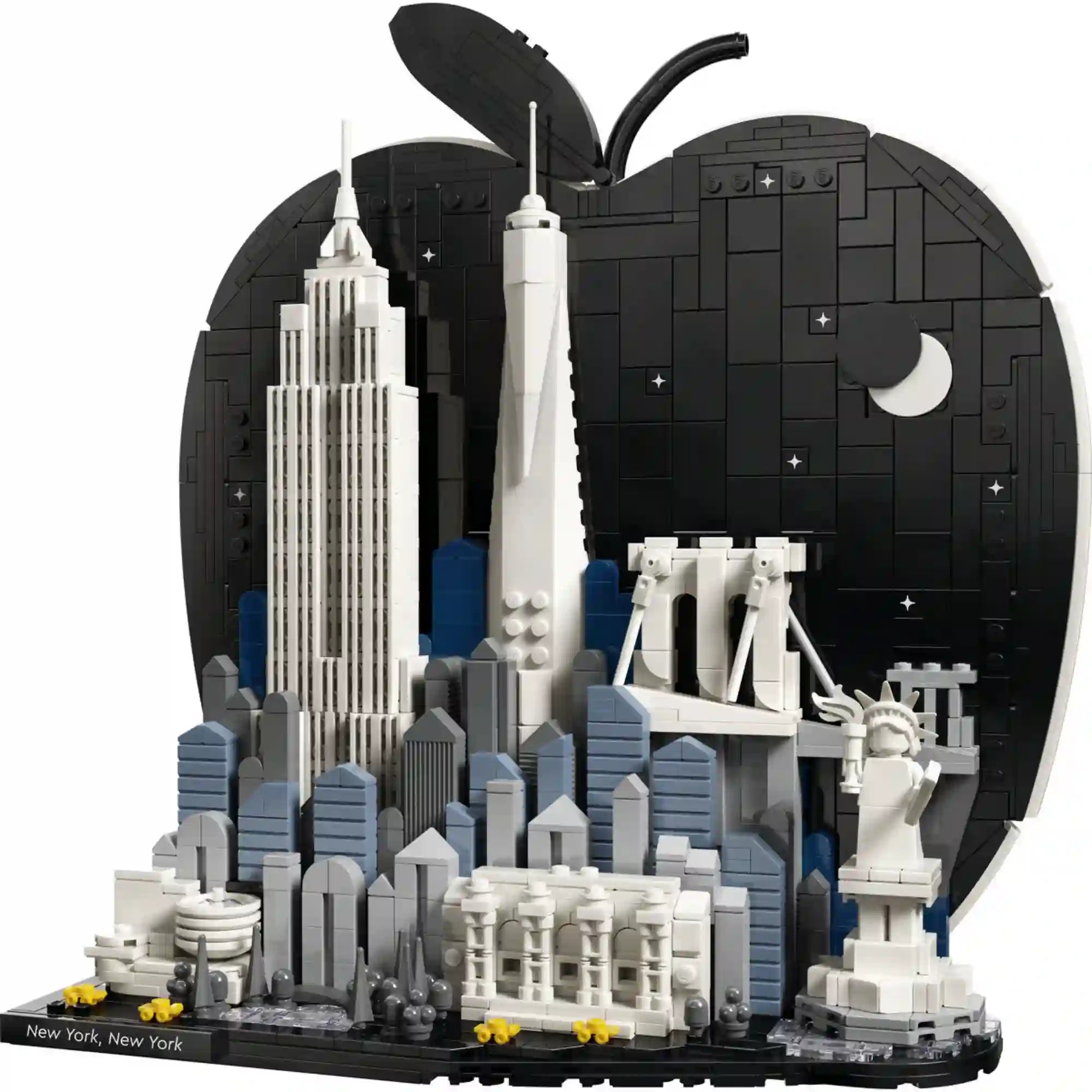 LEGO Architecture New York City – The Big Apple 21066 készlet megépített modellje, amely az Empire State Buildinget, a One World Trade Centert, a Brooklyn hidat és a Szabadság-szobrot ábrázolja egy alma alakú háttér előtt.