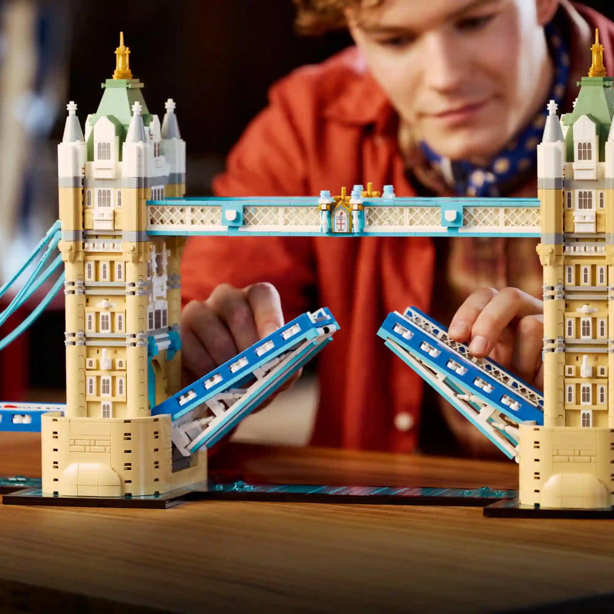 A LEGO Architecture Tower Bridge 21067 felnyitható hídja működés közben, a részletgazdag mechanika bemutatásával.