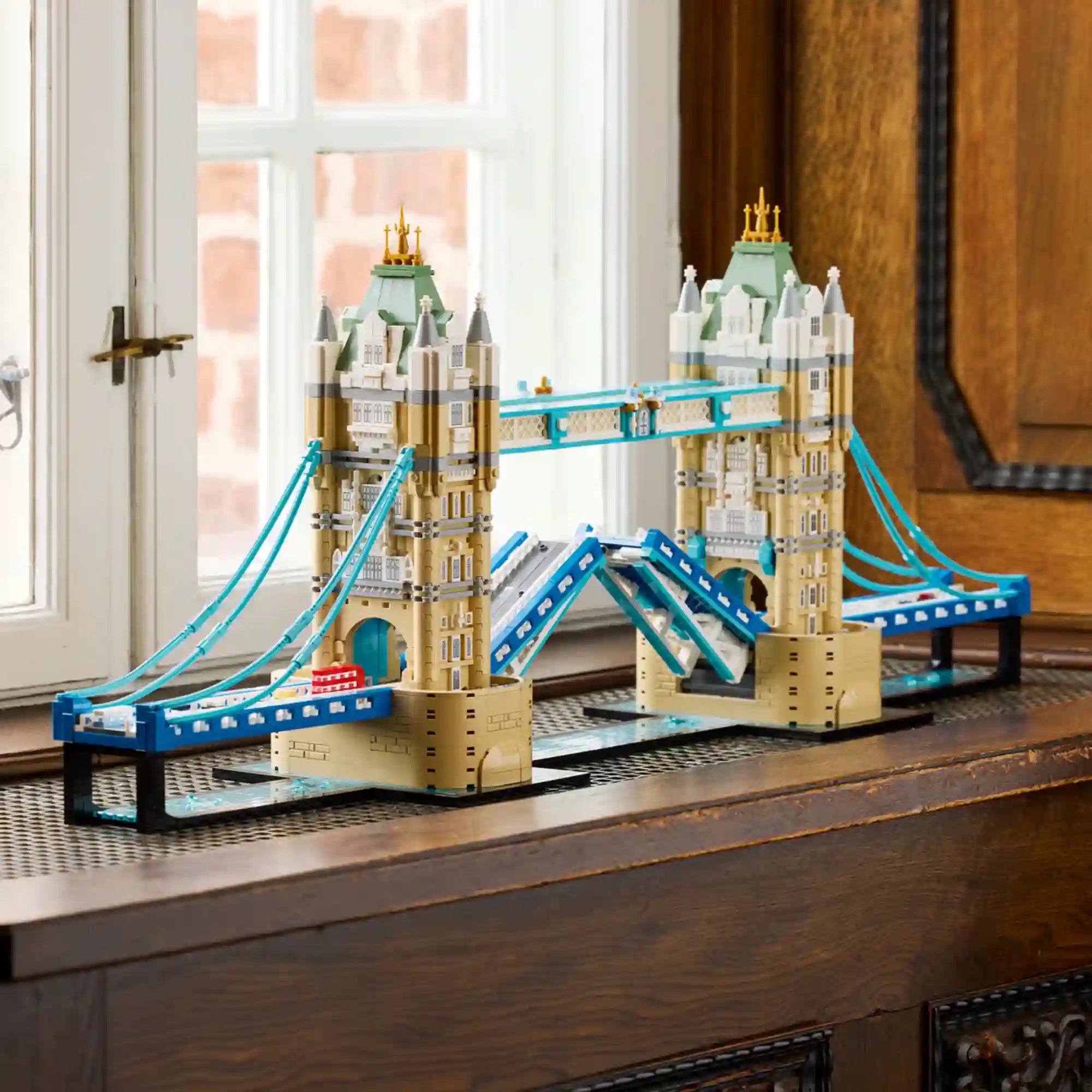 A LEGO Architecture Tower Bridge 21067 megépített modellje lakásdekorációként egy ablakpárkányon elhelyezve, felnyitott hídszakasszal.