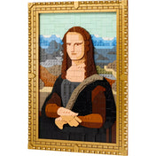 A LEGO Art Mona Lisa (31213) szett teljesen kirakott változata, részletesen kidolgozott portré LEGO elemekből, arany szegéllyel keretezve.