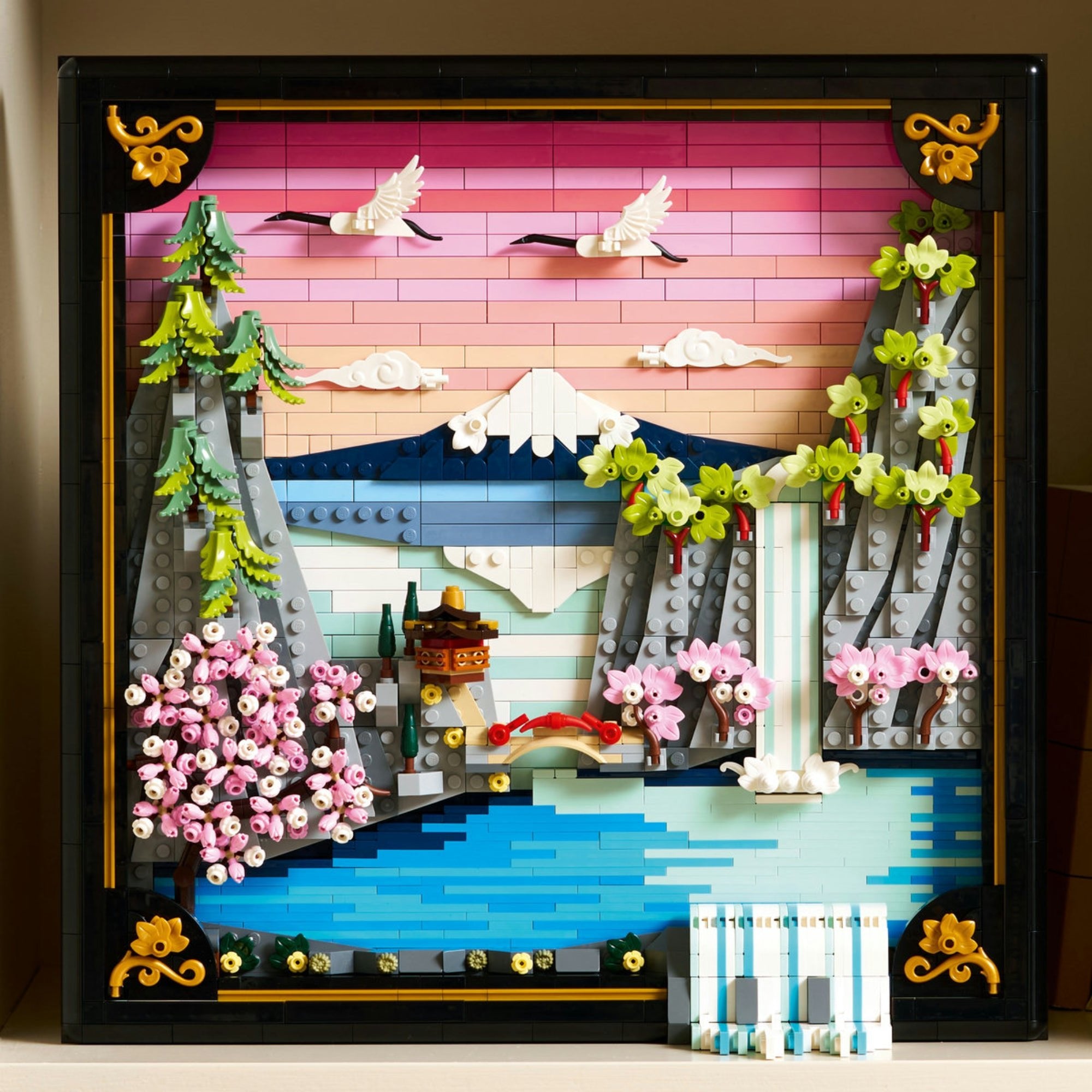 LEGO Art Japanese Cherry Blossom Landscape (31218) kész falikép, japán hegyvidéki tájjal, vízzel, híddal és rózsaszín cseresznyevirágokkal.