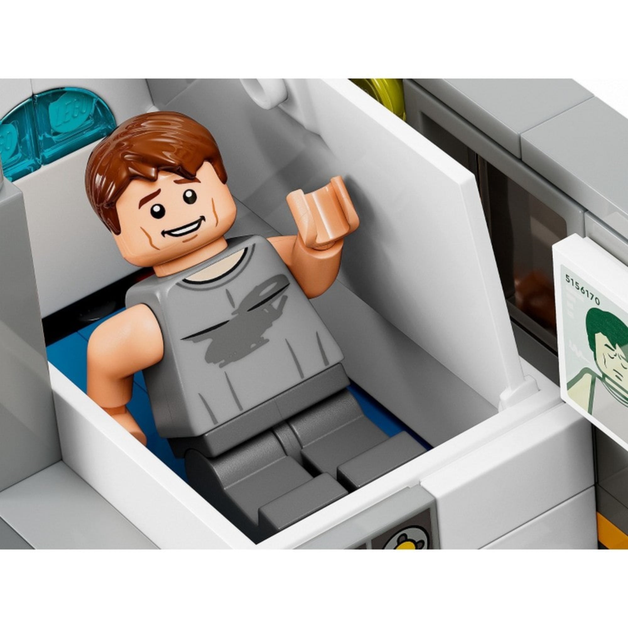 A LEGO Avatar (75573) készlet egyik Na’vi minifigurája mosolyogva fekszik az orvosi konténer ágyában, mellette monitorral.