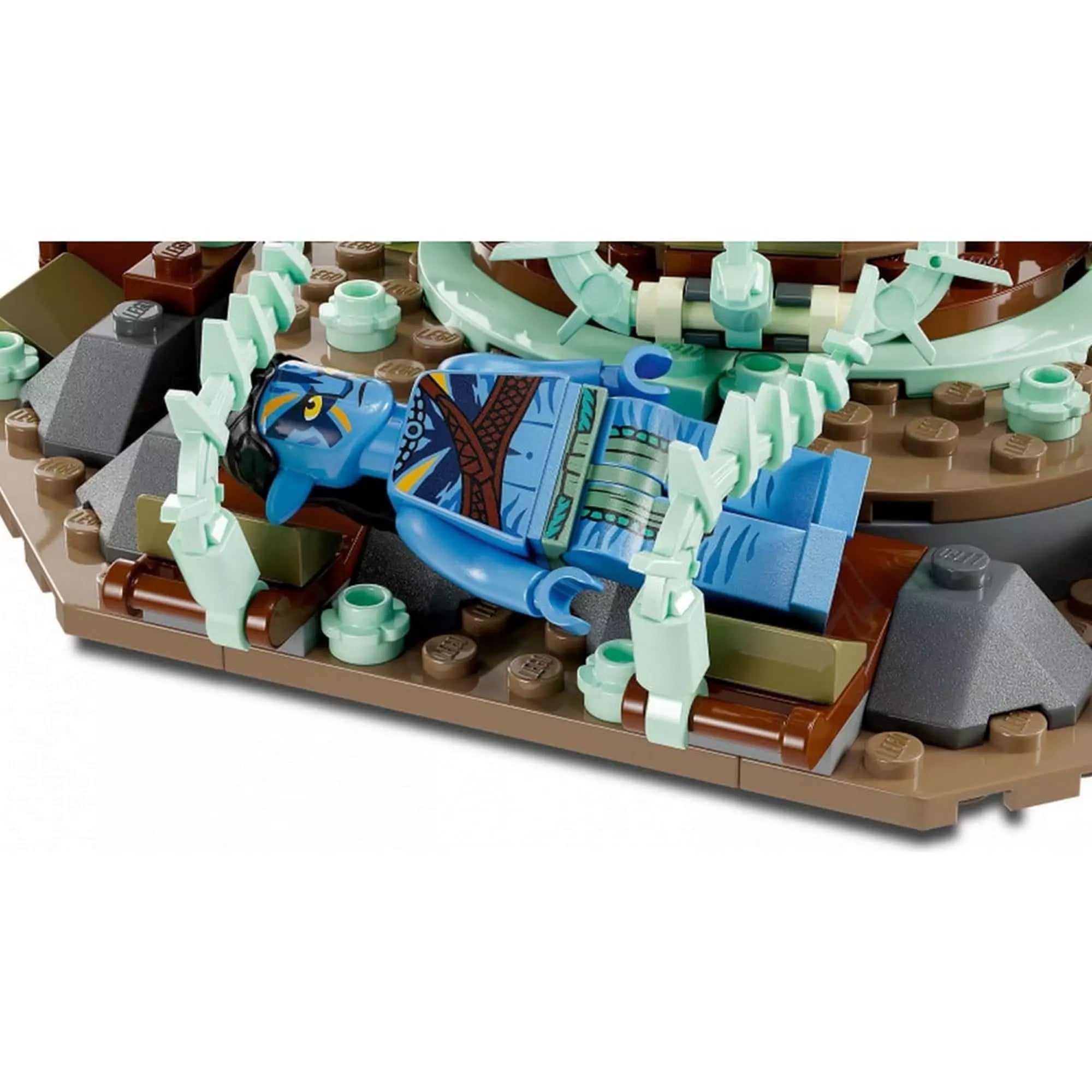 A LEGO Avatar Toruk Makto & Tree of Souls (75574) egyik Na’vi minifigurája fekszik a Lélek Fájánál, világító hatású, áttetsző elemekkel körülvéve.