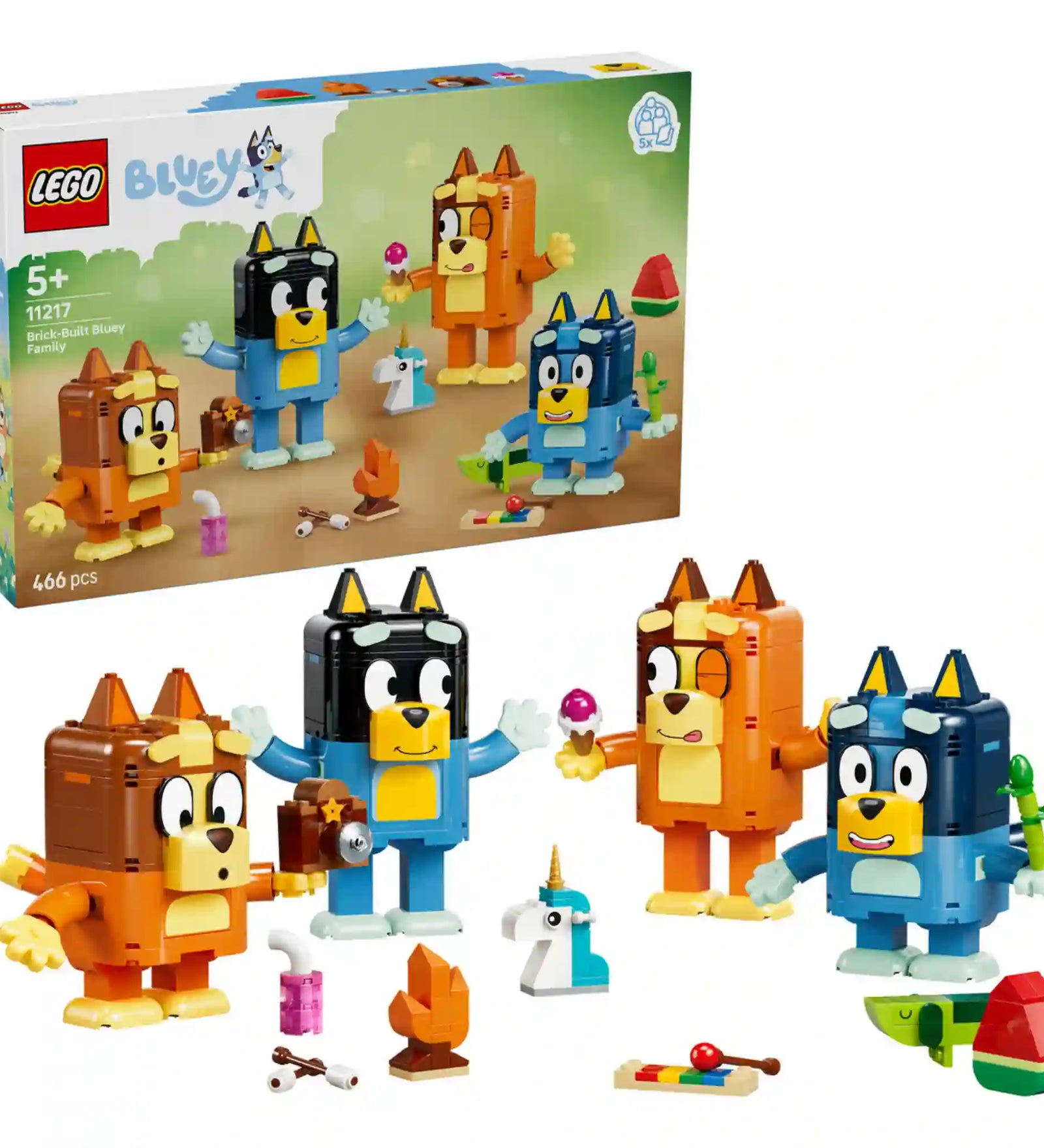 LEGO Bluey: Kockákból épült Bluey család (11217) készlet a dobozzal együtt, megépíthető Bluey, Bingo, Bandit és Chilli figurákkal, valamint játékos kiegészítőkkel, például unikornisfejjel, gördeszkával és tábortűzzel.
