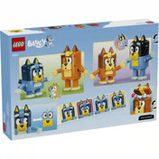 LEGO Bluey: Kockákból épült Bluey család (11217) dobozának hátoldala, amely a figurák mozgatható karjait, cserélhető arckifejezéseit és a játék közbeni interaktív funkciókat mutatja be.