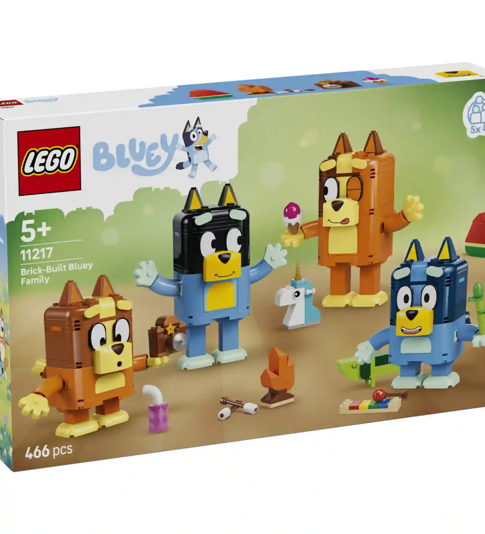LEGO Bluey: Kockákból épült Bluey család (11217) dobozképe, amely bemutatja a négy ikonikus Bluey szereplőt és a hozzájuk tartozó kreatív építési elemeket.