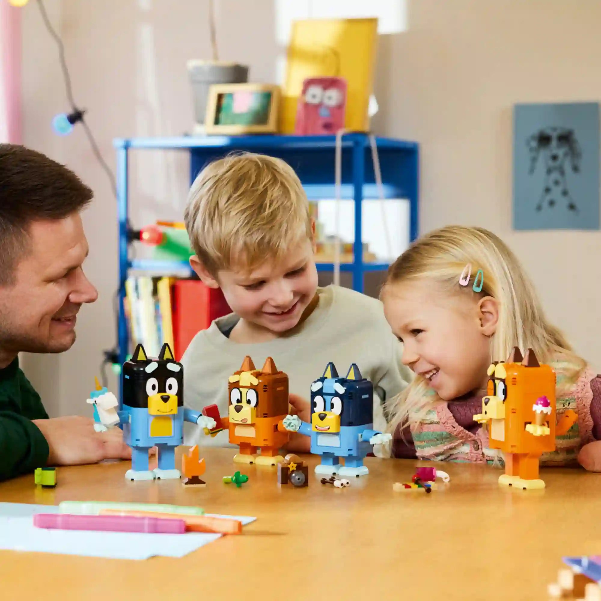 LEGO Bluey: Kockákból épült Bluey család (11217) életkép, ahol egy család együtt játszik a megépített Bluey, Bingo, Bandit és Chilli figurákkal, fejlesztve a kreativitást és a szerepjátékos készségeket.