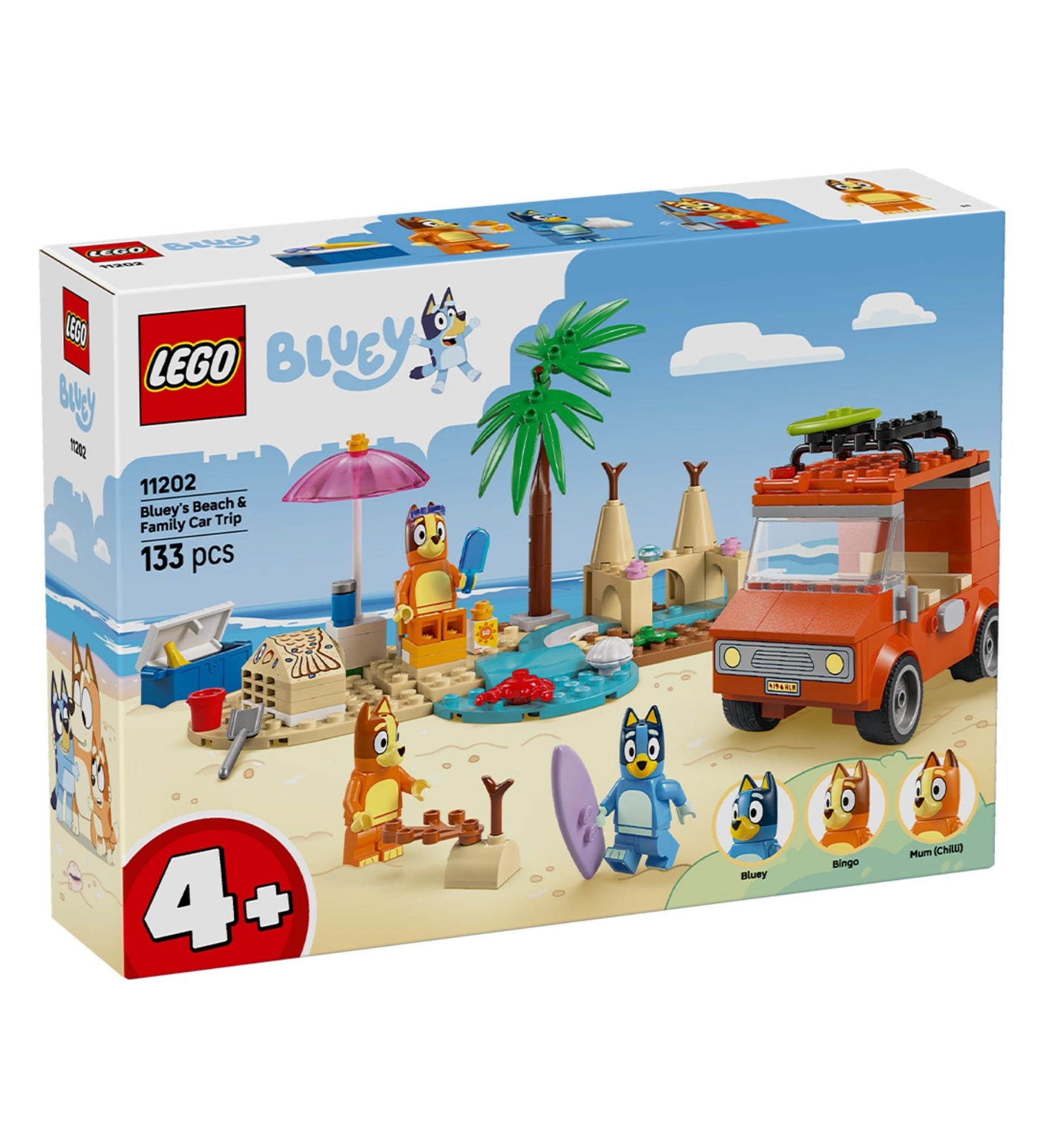 LEGO Bluey 11202 dobozkép, amely a tengerparti jelenetet mutatja Bluey, Bingo és Mum figurákkal, strandkiegészítőkkel és családi autóval.