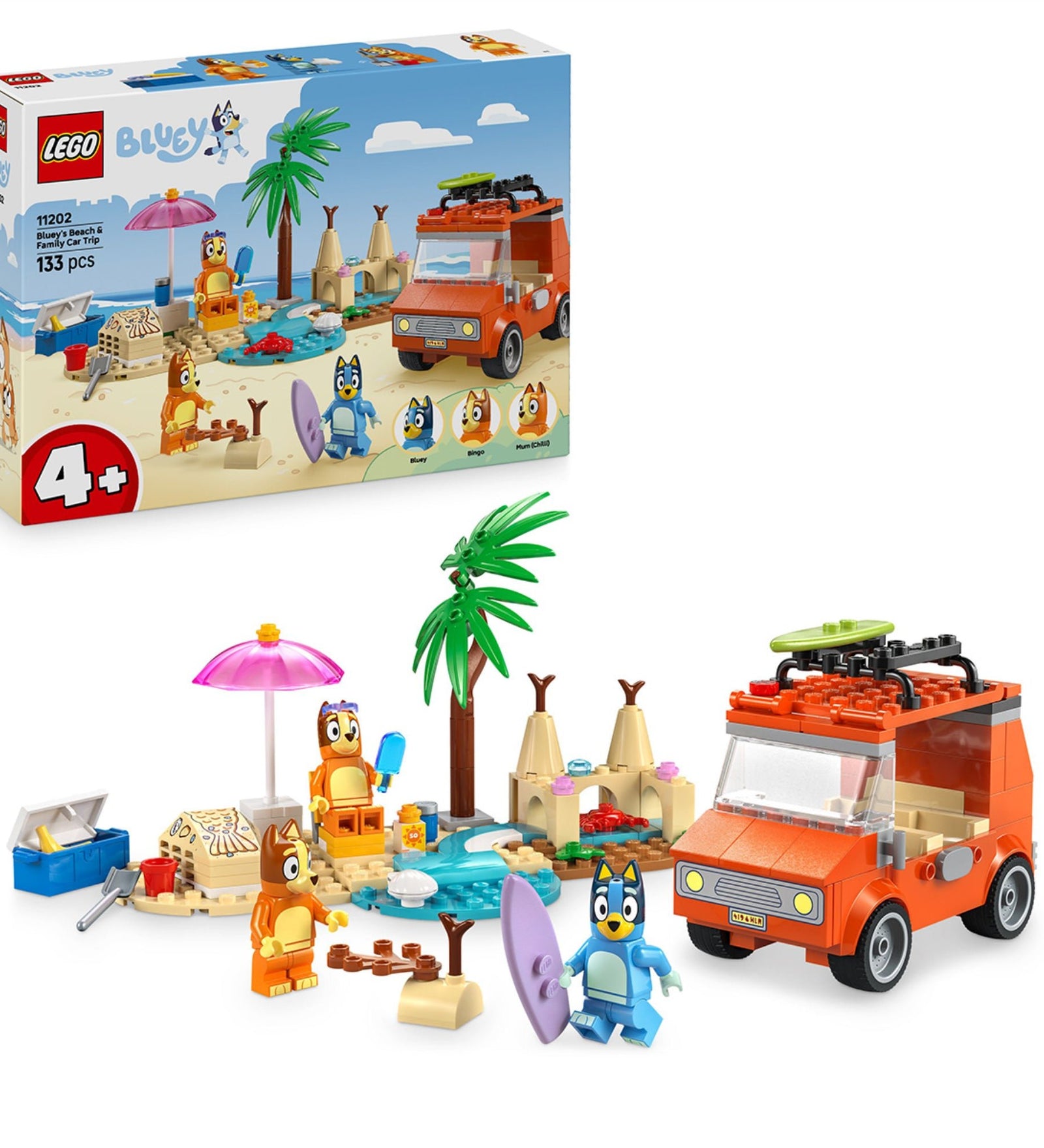 LEGO Bluey 11202 Családi autós kirándulás készlet doboza és a megépített strandjelenet, napernyővel, homokvárakkal és narancssárga autóval.