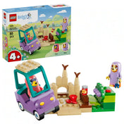 LEGO Bluey: Nagymamák Bluey-val és Bingóval (11216) készlet a dobozzal együtt, lila autóval, homokvárral, strandkellékekkel, valamint Bluey és Bingo nagymamás jelmezben.