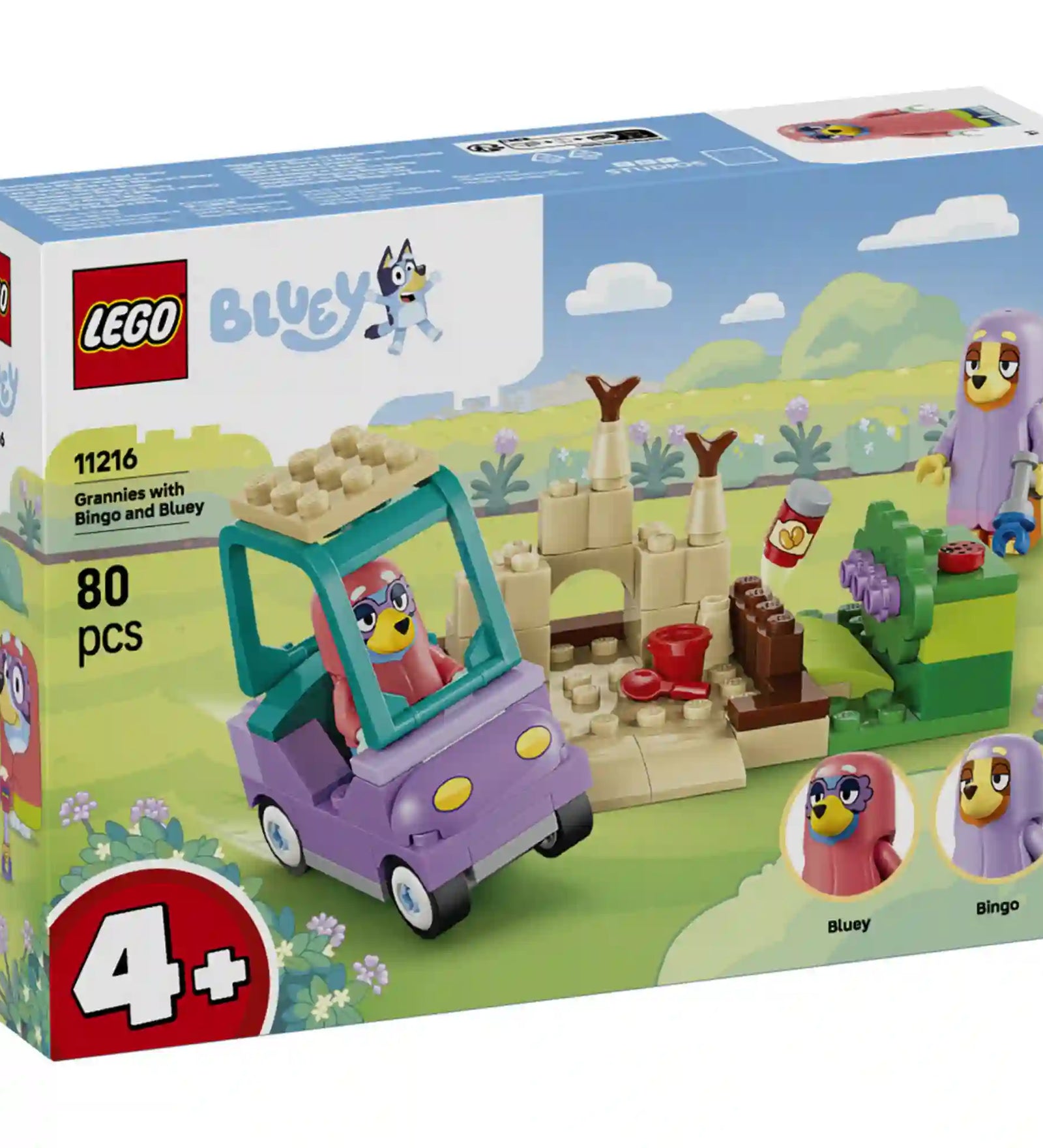 LEGO Bluey: Nagymamák Bluey-val és Bingóval (11216) dobozképe, amely bemutatja a strandjelenetet, a homokvárat, a kis autót és a két népszerű Bluey szereplőt.