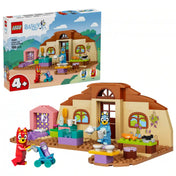 LEGO Bluey: Iskola Blueyval és Rustyval (11221) készlet a dobozzal együtt, megépíthető tanteremmel, Bluey és Rusty figurákkal, valamint iskolai kiegészítőkkel és játékbabakocsival.