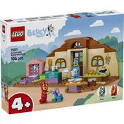 LEGO Bluey: Iskola Blueyval és Rustyval (11221) dobozképe, amely bemutatja az iskolaépületet, Bluey és Rusty karaktereket, valamint a kreatív szerepjátékhoz használható tantermi elemeket.